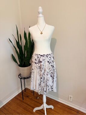 Maurices Floral Circle Skirt White Gray Asymmetrical Hem Flowy Elastic Waist M